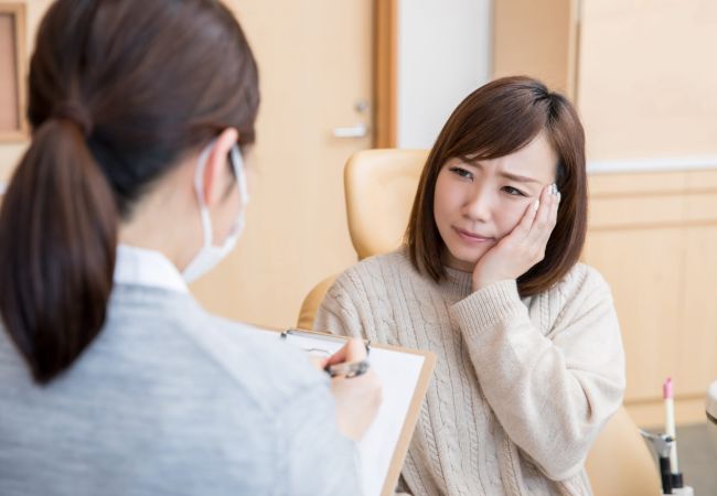 虫歯を見てもらう女性