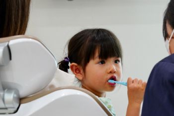 歯磨きする子供